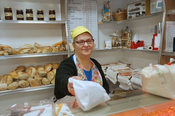 Pane gratuito ai bisognosi: succede a Limidi